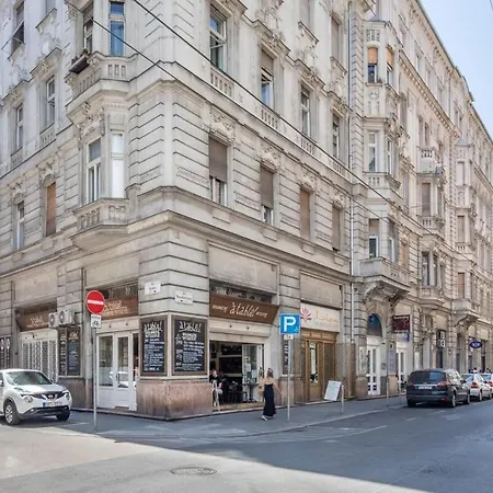 Stylish At Very Location With Aircon Apartment Budapest