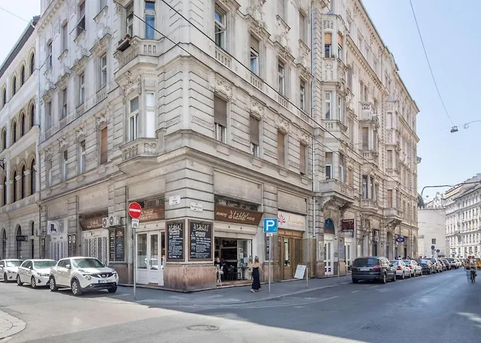 Stylish At Very Location With Aircon Apartment Budapest