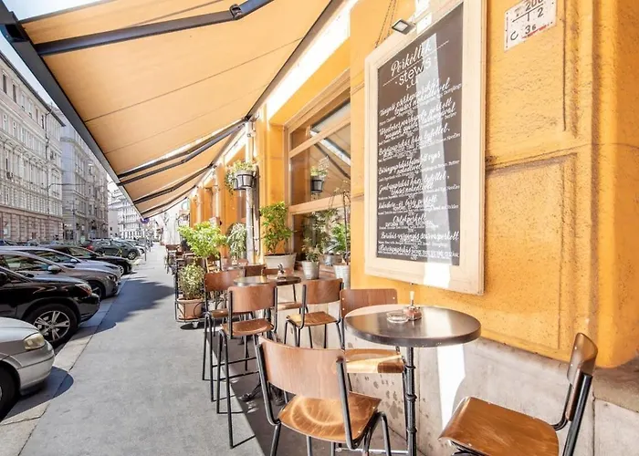 Stylish At Very Location With Aircon Διαμέρισμα